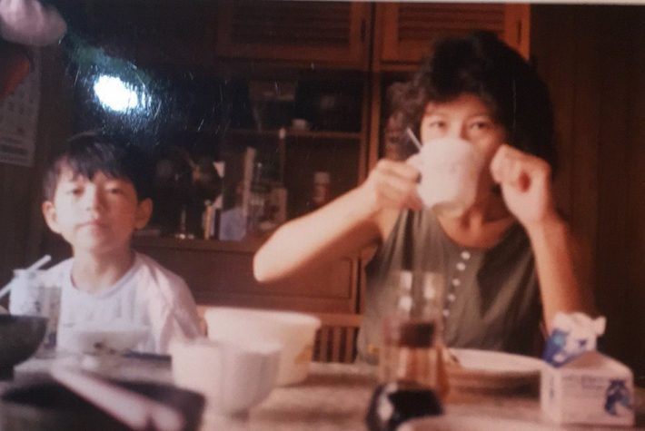 幼き日の鈴木啓太さん（左）とお母さん