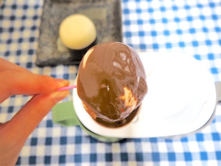 チョコレートをすくように絡めて…