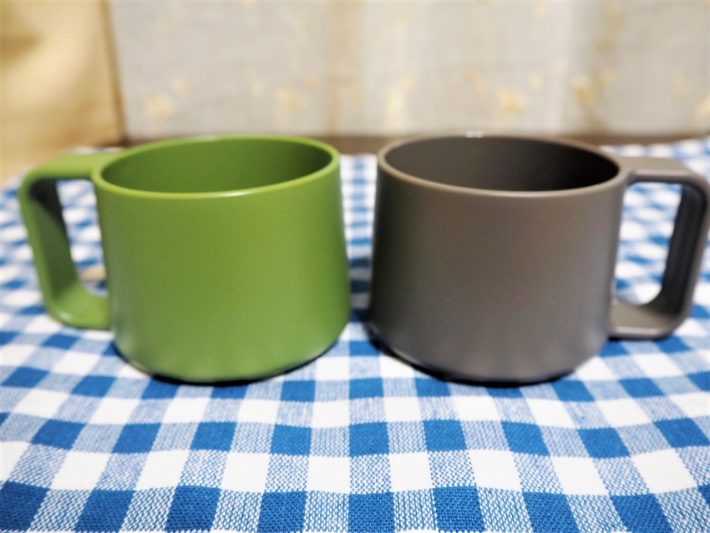 同じ高さのマグカップを2つ用意。