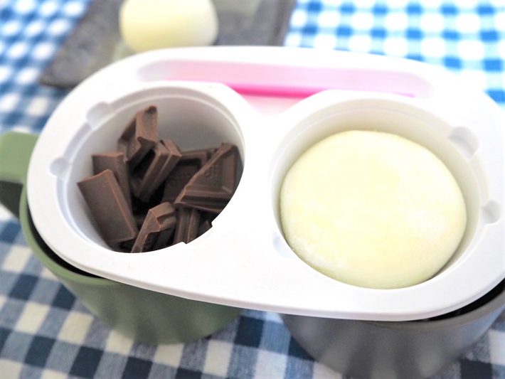 割ったチョコを入れます。