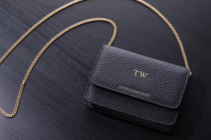 〈MAISON de SABRÉ〉マイクロクロスボディバッグ（写真／我妻慶一）