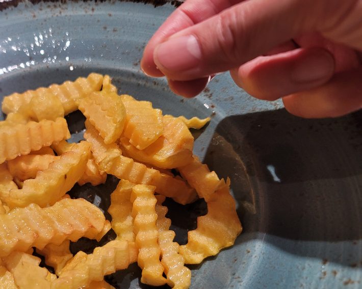 計量しなくても、目分量でパラパラ振りかければOK！