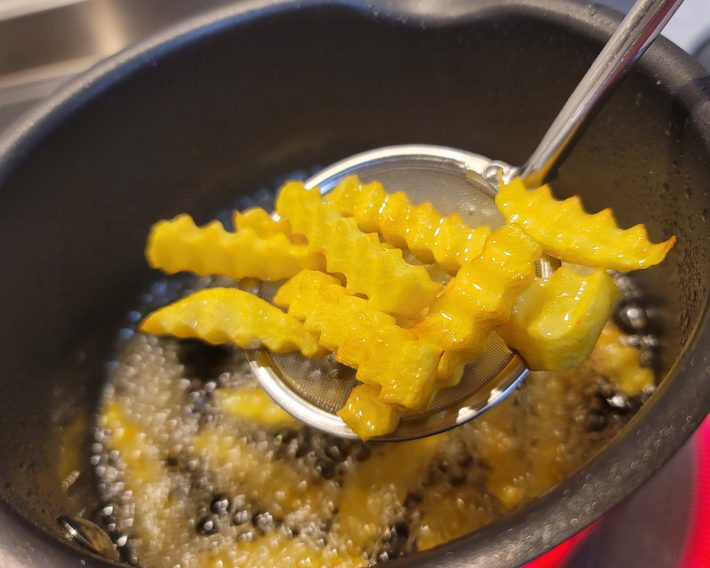 じゃがいもから作るフライドポテト、一度食べたらやみつきに
