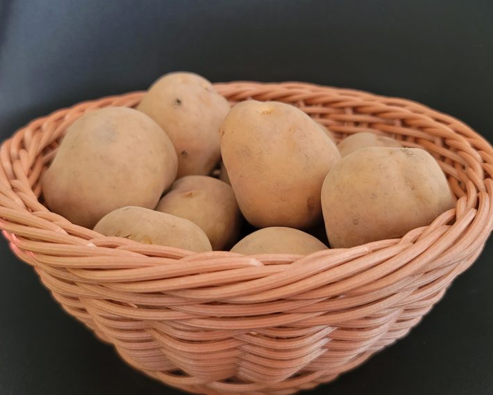 お好みの品種のじゃがいもを、1袋用意しましょう