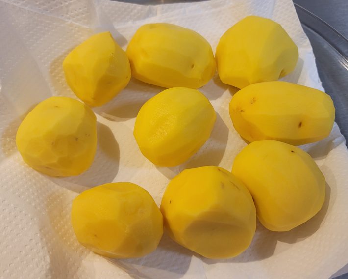 皮をむいて、水分をよく拭いておくことがポイントです