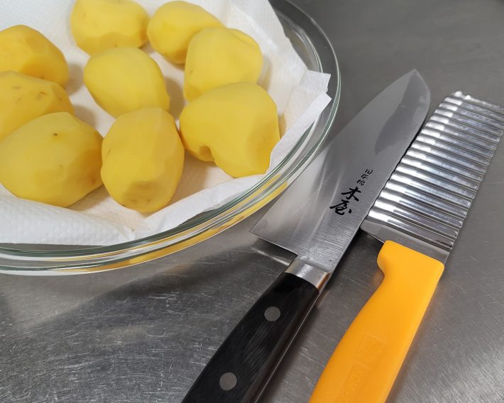 今回は、波々状に切れる包丁を使用します