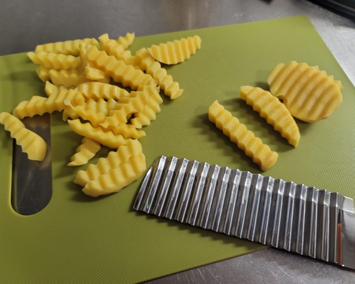 じゃがいもを短冊状に切っていきましょう