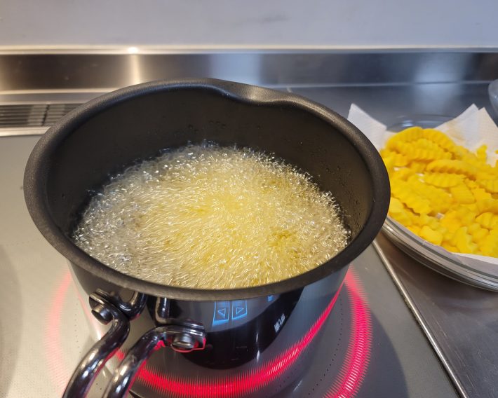 160度で約4分揚げていきましょう