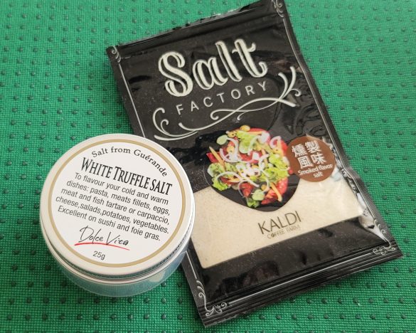 ぜひ試していただきたいトリュフソルト（左）。お家フライドポテトの虜になるはずです