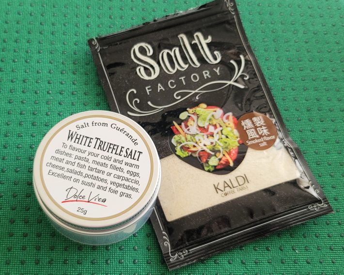 ぜひ試していただきたいトリュフソルト（左）。お家フライドポテトの虜になるはずです