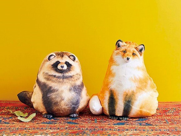 「エゾタヌキが化ける リバーシブルクッション、キタキツネが化ける リバーシブルクッション」各¥4,180(税込)