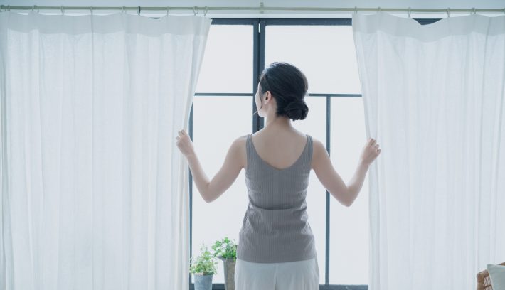 女性と窓