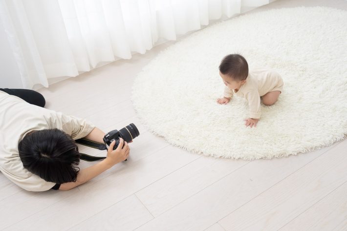 赤ちゃん　育児　撮影
