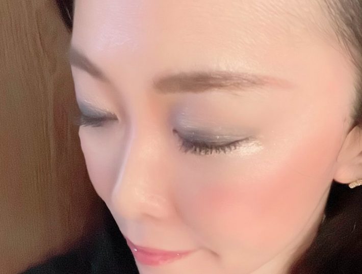 「深みのある発色」×「光沢感」でブルーメイクも大成功