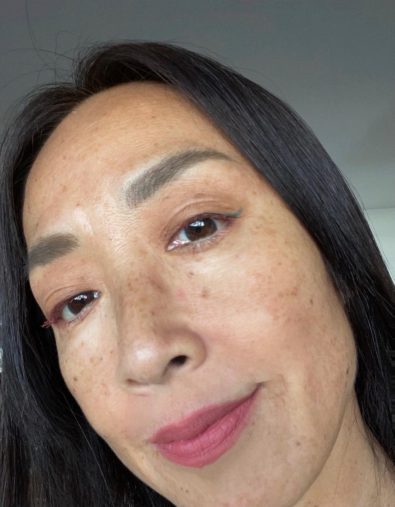 グリーンのアイライナーとバーガンディのマスカラをチョイス。