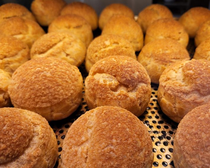 しっかり膨らんだシュー生地に釘付けになる。「八ヶ岳のたまご　カスタードシュー」237円（税込）