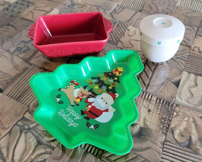 我が子が選んだ3つの食器（クリスマス前だったのでツリー型のお皿も）。本人の嬉しい＆楽しいが詰まっている