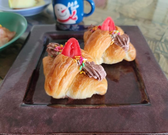 コンビニでも購入できるミニクロワッサンに市販ホイップクリームを挟んでみました