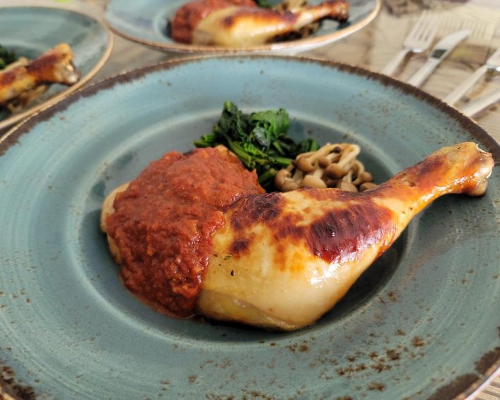 大きな骨付き鶏もまとめて4本まで焼けてしまう。パスタソースをかけるだけで本格的な仕上がりに