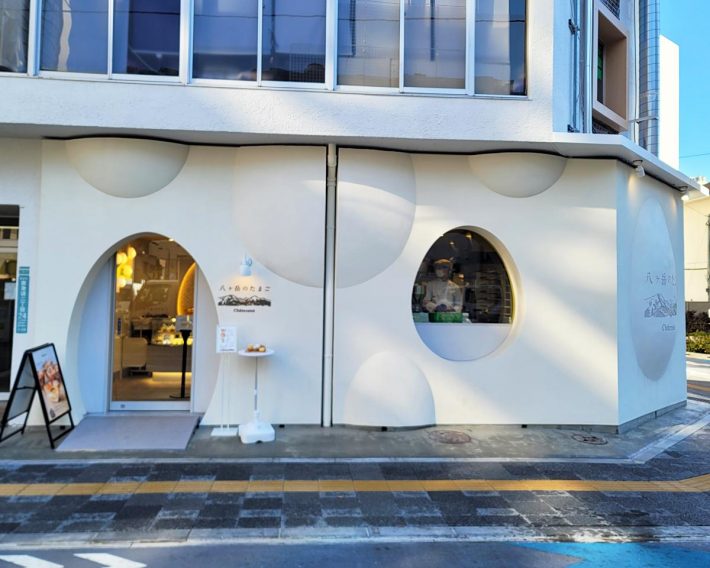 池袋駅から徒歩2分なのにひっそり感漂うビルの1階にある