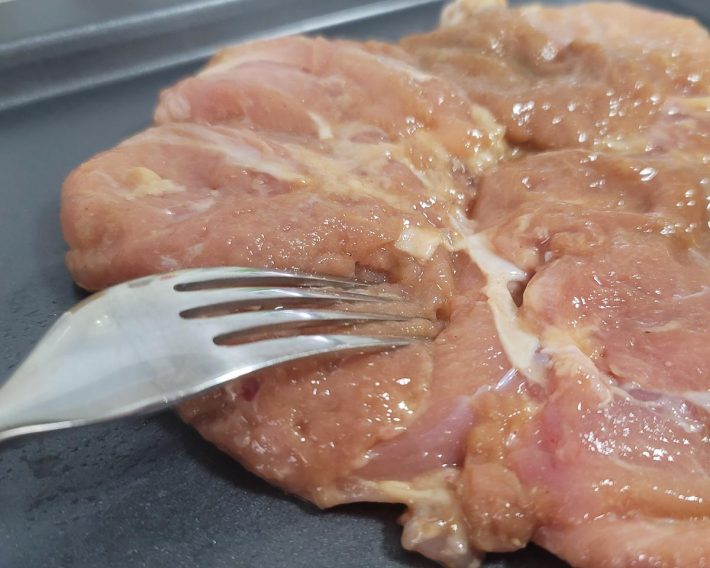 フォークで刺すことで味が染み込むような穴をあけていく