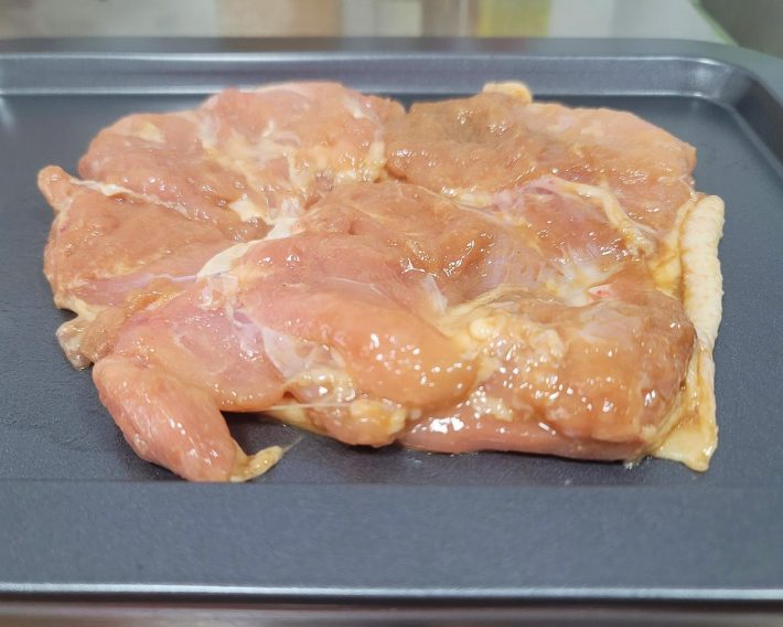 下味に使うのは4つ。ウスターソース、塩麹、五香粉、白コショウ