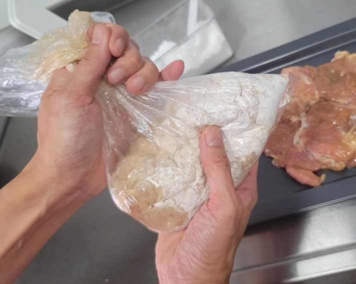 ビニール袋の中で完結するので、手が汚れない