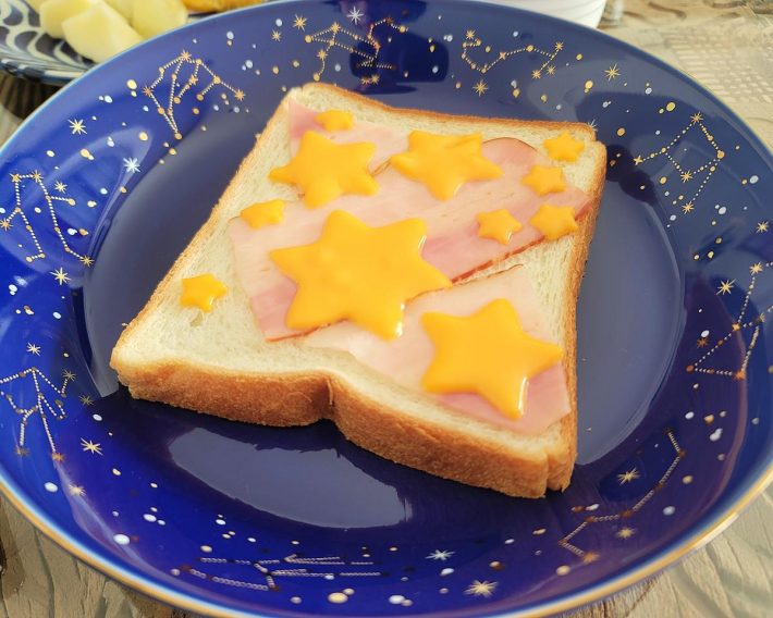 とろけるチーズを星型にくり抜いて焼いたベーコンチーズトースト