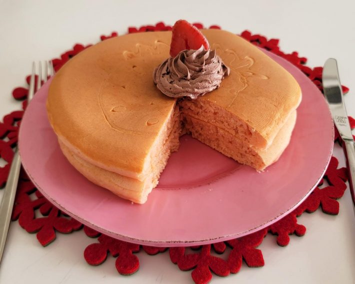 ケーキ生地の断面がきれいなピンク色に