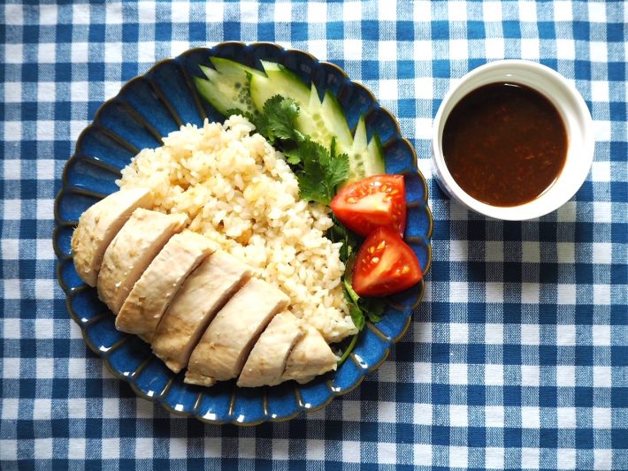 カットして、ご飯と一緒に盛りつけたら完成