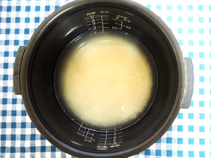 米と水300mlを炊飯器にセット。