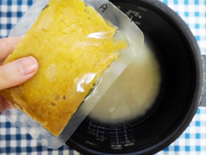 炊き込みご飯の素と、サラダ油小さじ2を入れます。