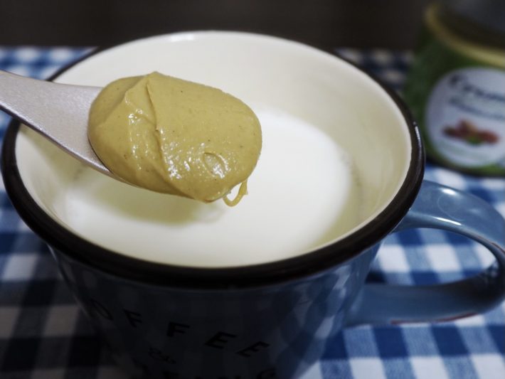 ホットミルクに混ぜて“ピスタチオミルク”に