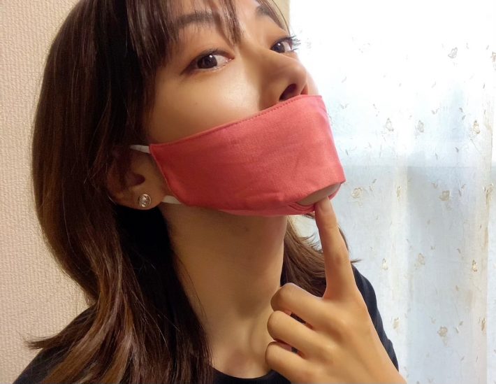 左右の耳ゴムを微調整したら装着完了。