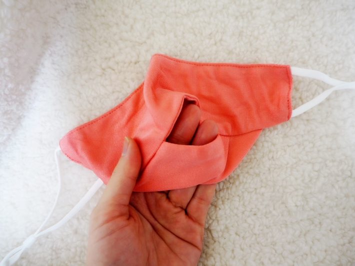 穴の部分にあごにあてるらしい。