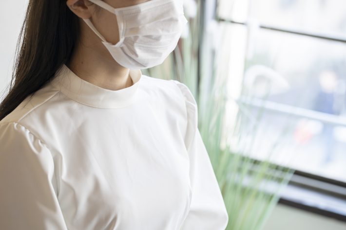 マスクの下で、顔筋はたるみっぱなし