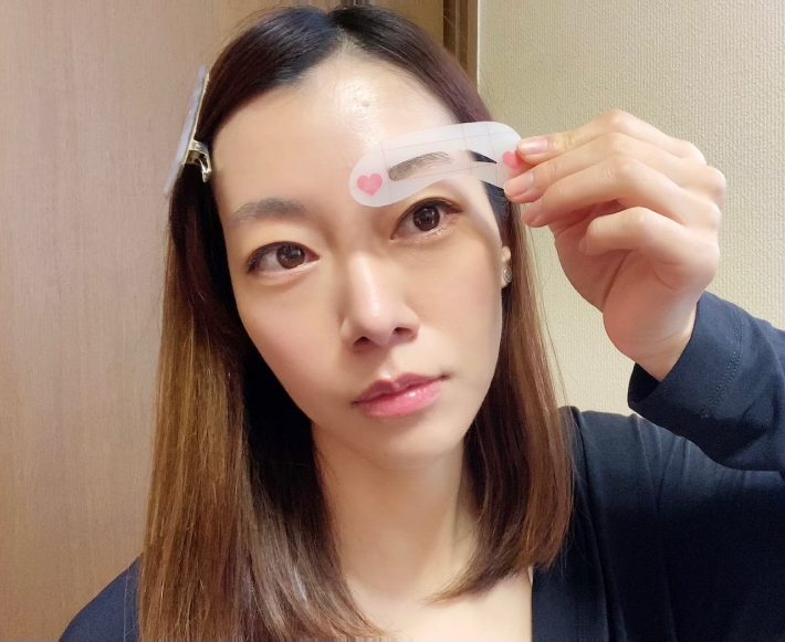 左右対称な眉を描ける便利グッズを発見！