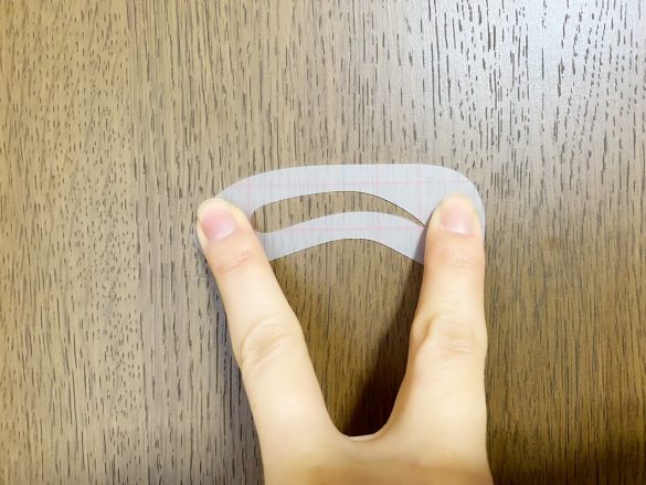 中指と人差し指で押さえます。