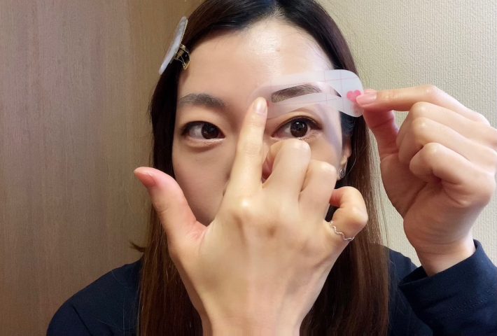 アイブロウプレートを眉頭に合わせます。