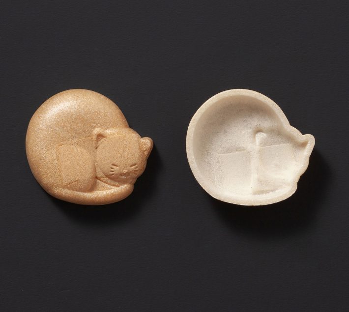 お昼寝中かな？「眠り猫」