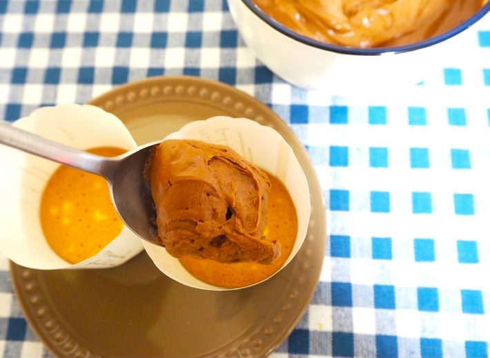 生チョコをマフィンカップに流し入れます。