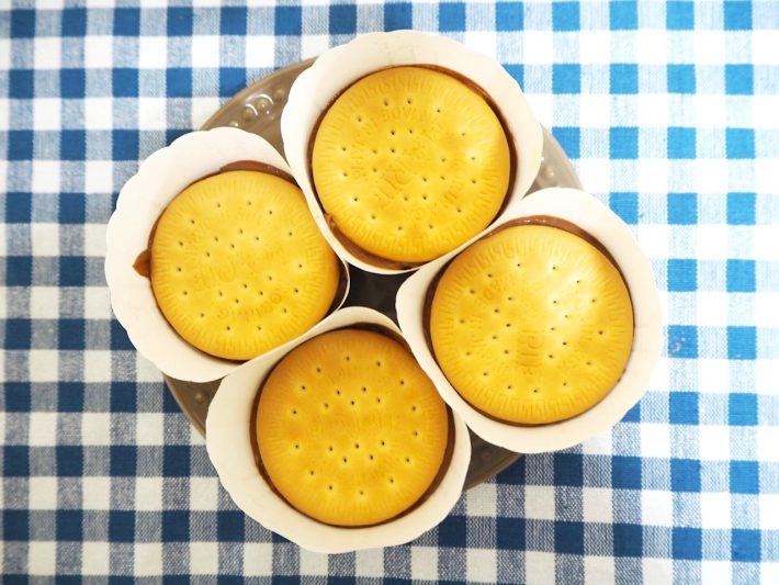 上にクッキーを乗せます。