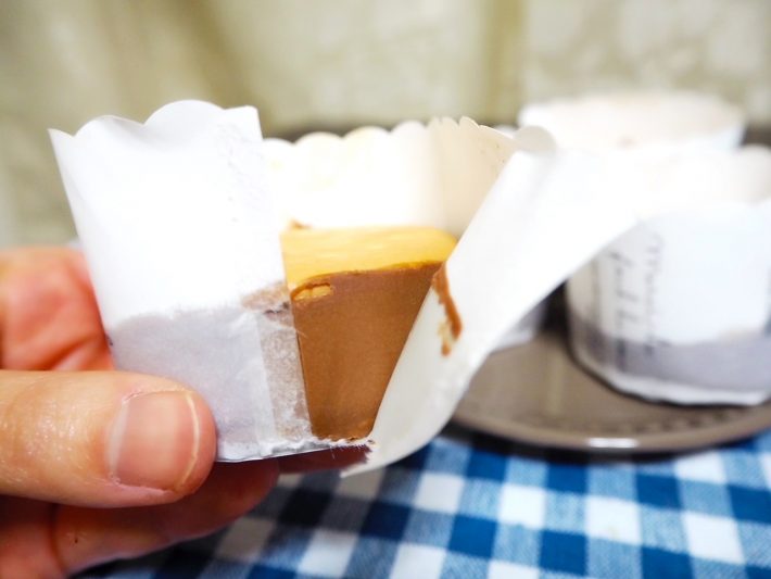 マフィンカップをペリペリはがします。