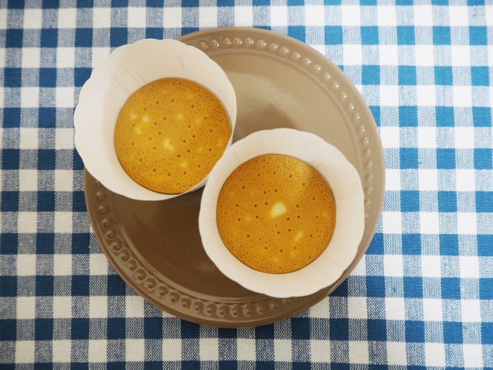 マフィンカップに裏返したクッキーを1枚敷きます