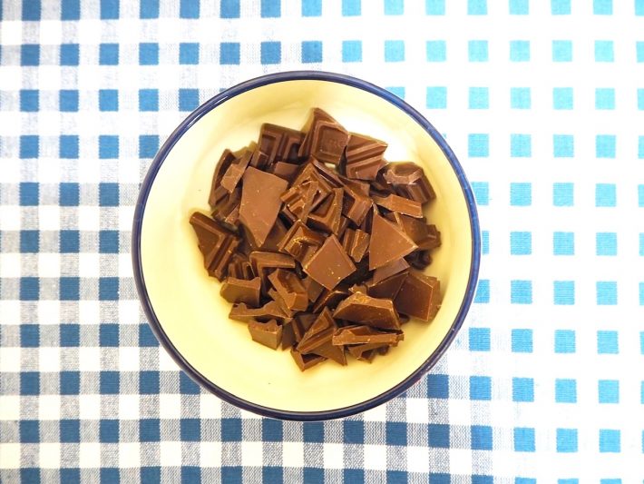 板チョコを細かく砕いて電子レンジで1分加熱。