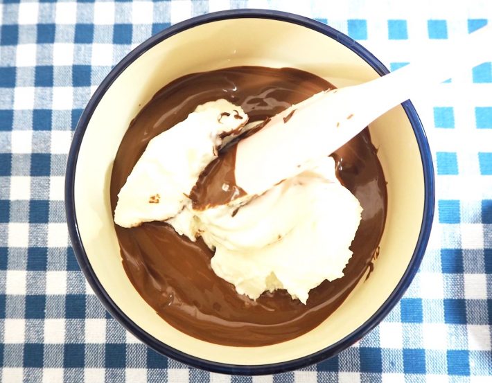 「オイコス」を加えてよく混ぜます。