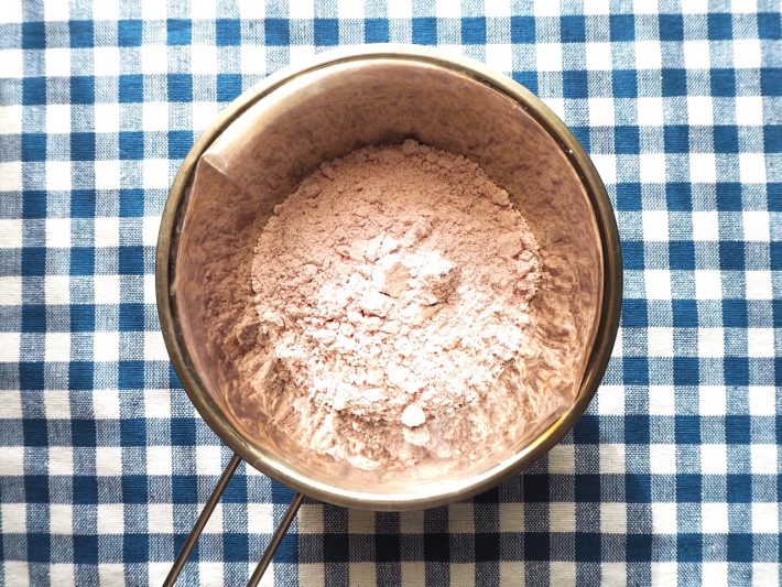 薄紫っぽい色の粉です。