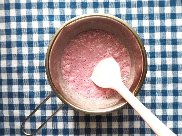 水（110cc）に、「紫芋パンケーキミックス」（100g）を加えて