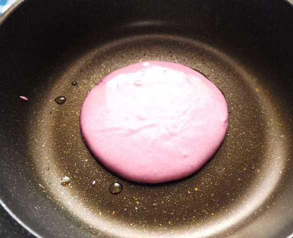 フライパンで生地を焼いていきます