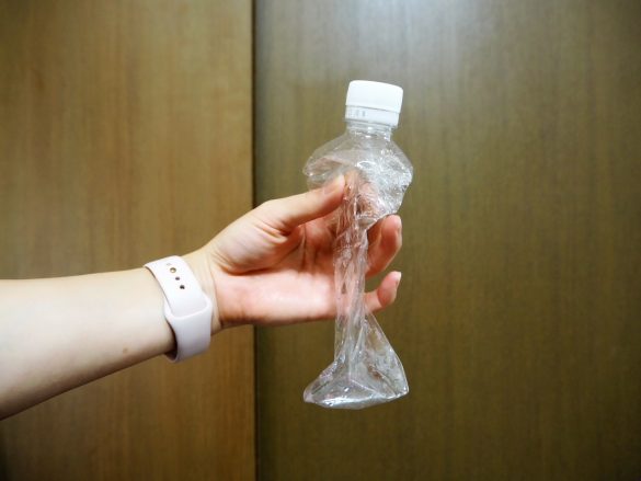 手で潰したペットボトル。